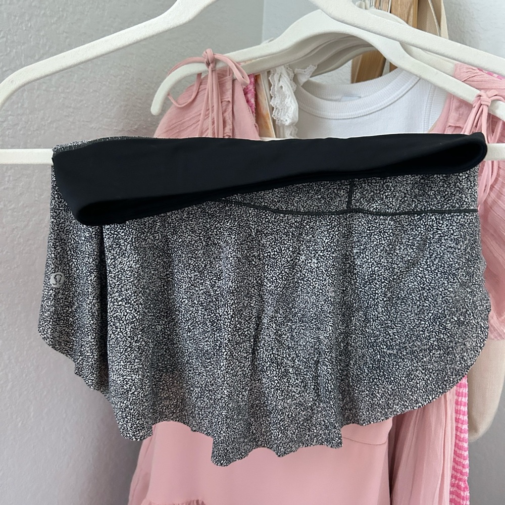 Lulu size 2 skirt with built in shorts